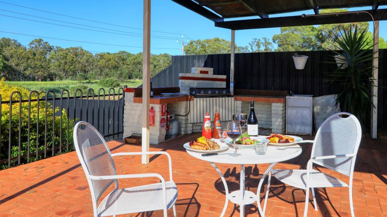Bishops Lodge Narrandera Esterno foto