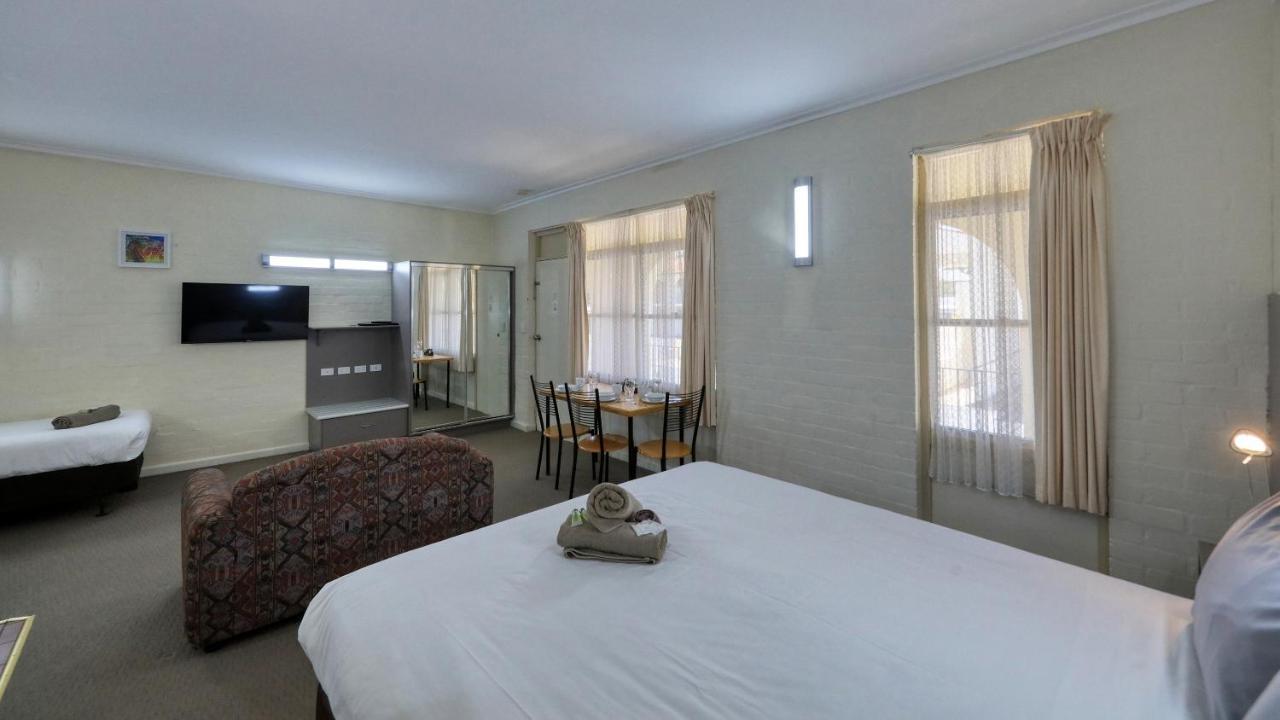Bishops Lodge Narrandera Esterno foto